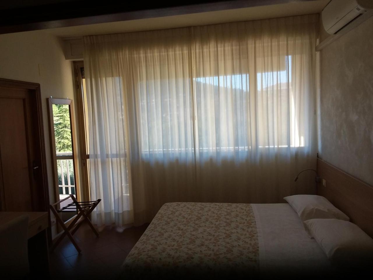 Albergo Nyers Perugia Bagian luar foto