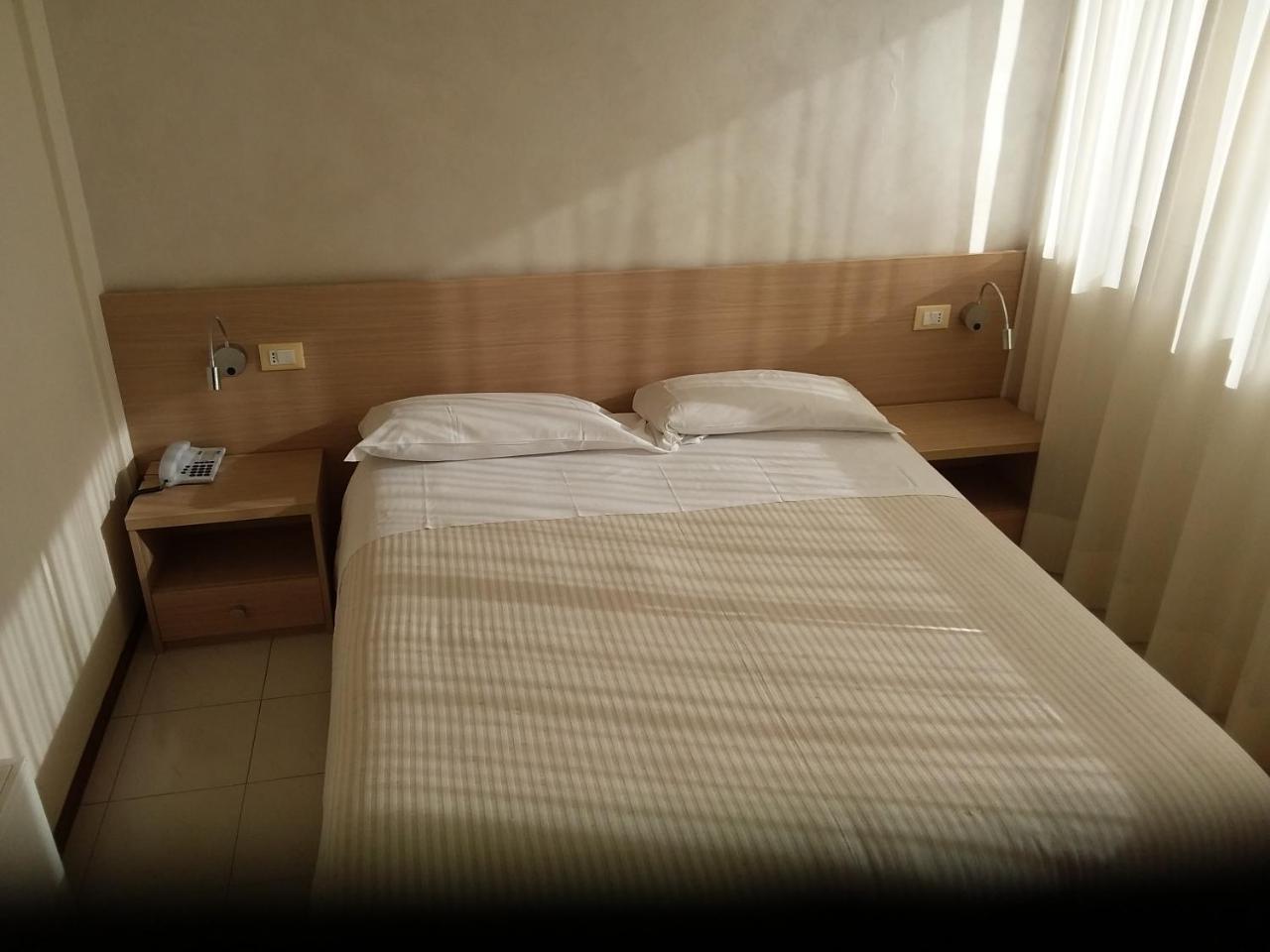 Albergo Nyers Perugia Bagian luar foto