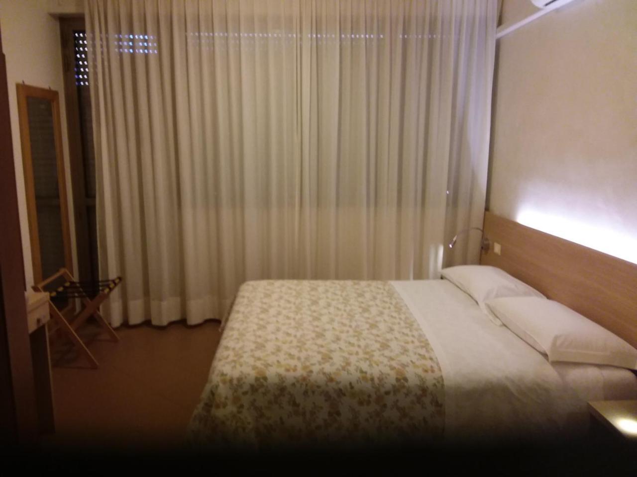 Albergo Nyers Perugia Bagian luar foto